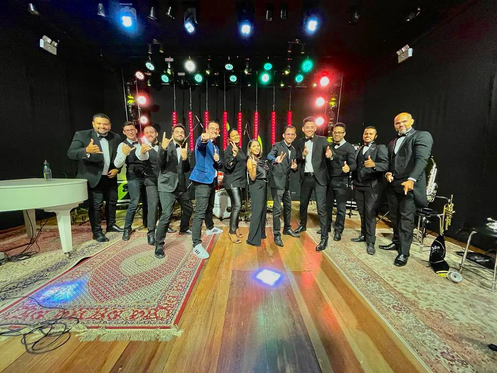 Banda completa ao vivo no palco durante festa