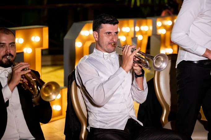 Trompetista tocando ao vivo em festa de casamento
