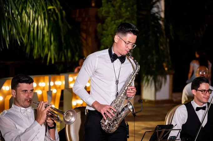 Sax e trompete ao vivo animando a festa